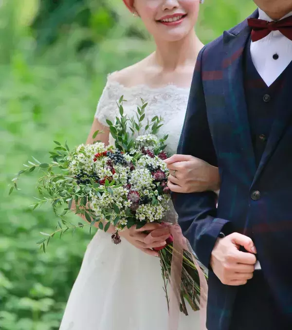 Bridal bouquet: Wild bouquet with a soft touch of white flowers