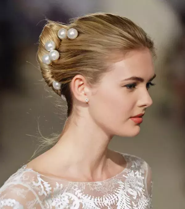 Bridal bun: A braided banana bun