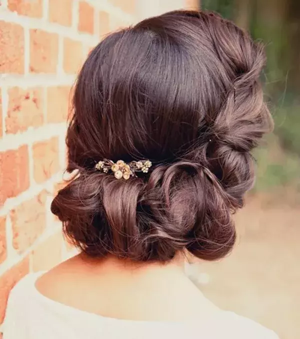 Bridal bun: A curled low bun