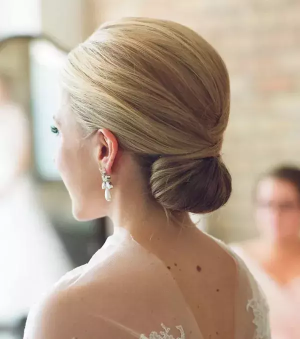 Bridal bun: A minimalist low bun