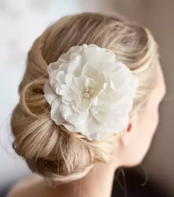 Bridal bun: A simple accessorised bun