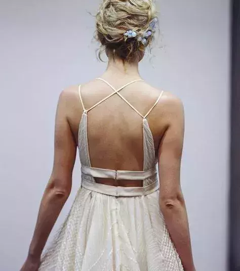 Crossed straps