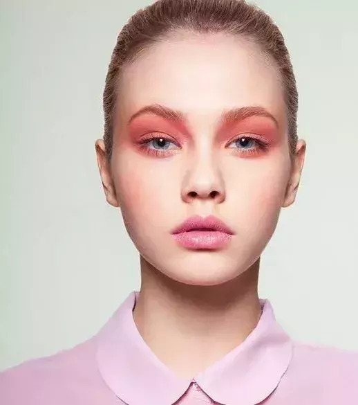 Girly PINK! Wearing pink eyeshadow will allow your eyes to pop. Try wearing your pink eyeshadow like this for a bold look. This would be a perfect look for your next concert.