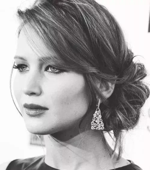 A glamorous side bun that screams beauty and elegance! Perfect for formal occasions and galas.