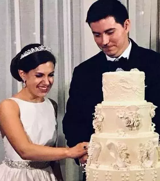 Her royal-themed wedding was a sensation. She wore a tiara and her husband wore Union Jack cufflinks. How royally romantic!