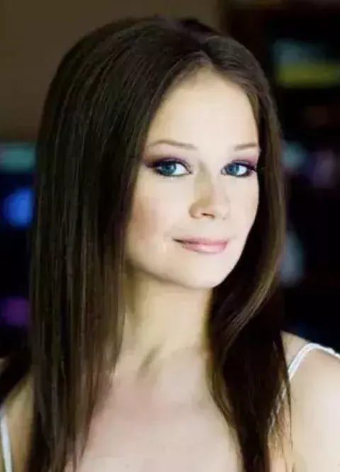 It’s unbelievable, her make-up makes her look almost 5 years older!