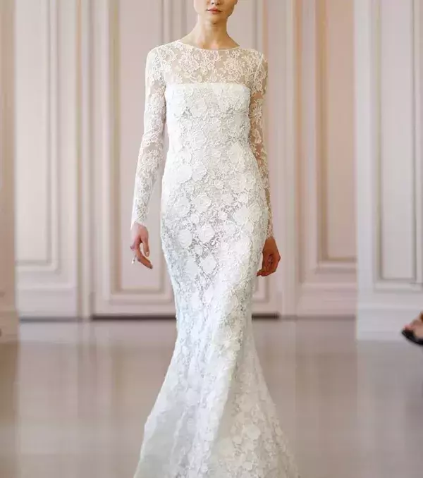 Lace wedding dress: Long-sleeved mermaid, Oscar de la Renta