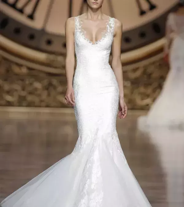 Lace wedding dress: Mermaid, Pronovias