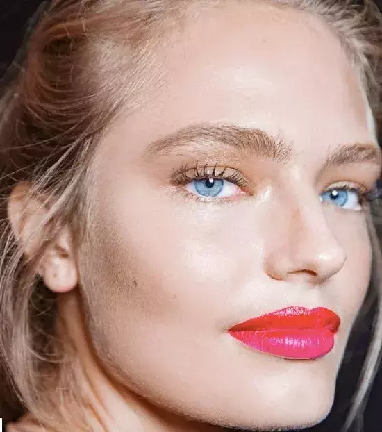 Lipstick in two shades? This look adds extra personality.