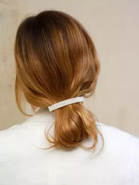 A long pearl hair clip         