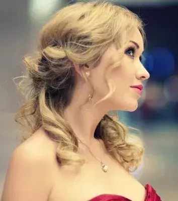 Mid-length wedding hairstyles: Beautiful blonde curls