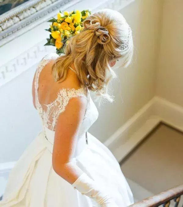 Mid-length wedding hairstyles: Classic and elegant hairstyle