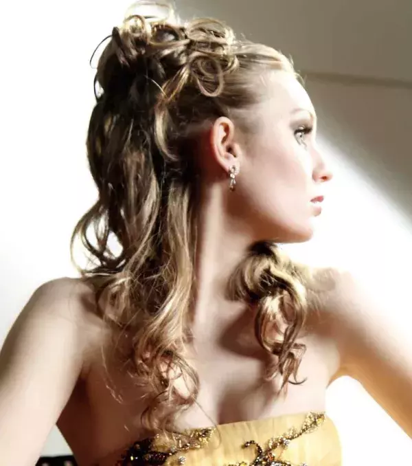 Mid-length wedding hairstyles: Curled half-updo