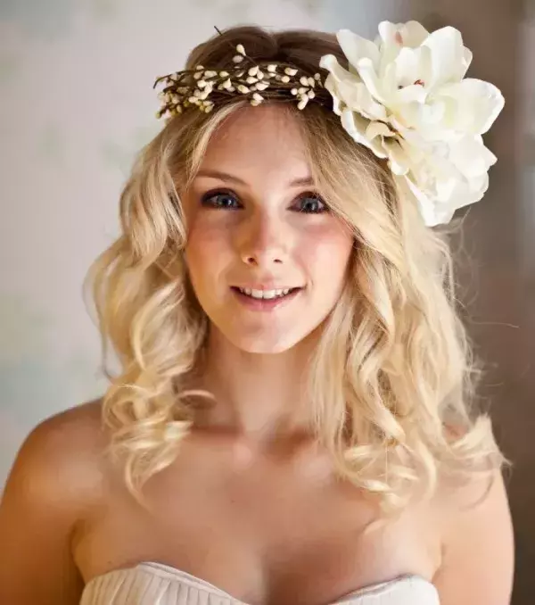 Mid-length wedding hairstyles: Flower crown with loose curls