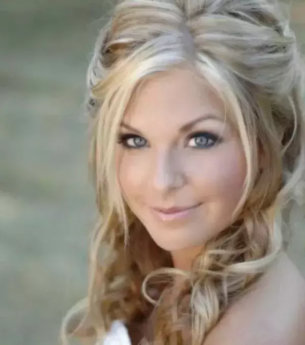 Mid-length wedding hairstyles: Half-updo