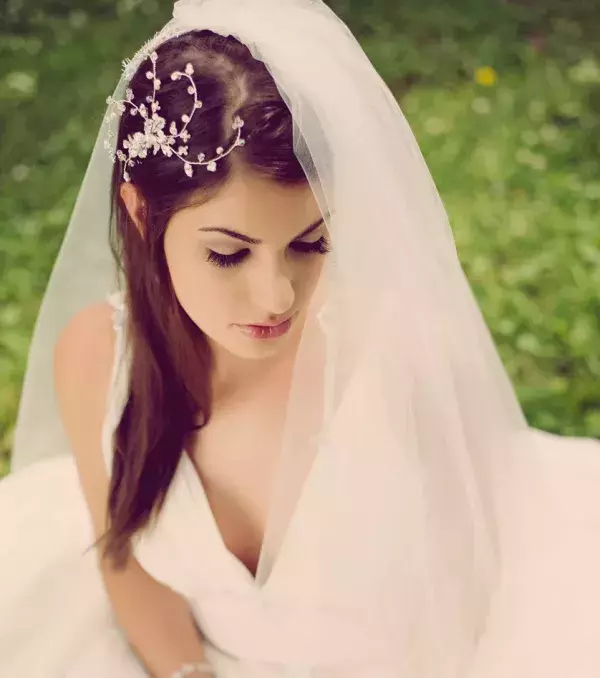 Mid-length wedding hairstyles: Straightened hair with veil