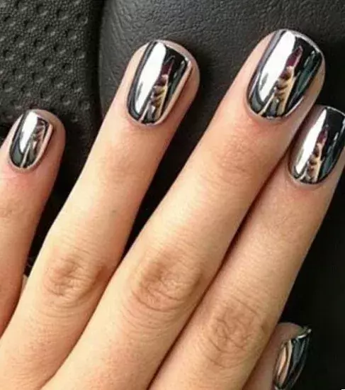 Mirror nails in platinum silver - it's a beautiful colour which adds extra attitude!