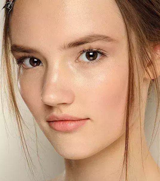 The no makeup look! Use nude coloured makeup and extra moisturisers. This is the perfect look for those lazy days.