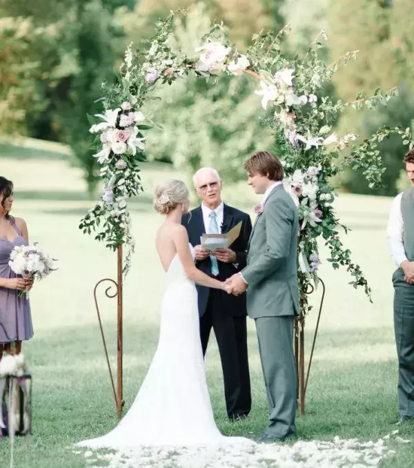 Original wedding ideas: A floral arch for a summer wedding