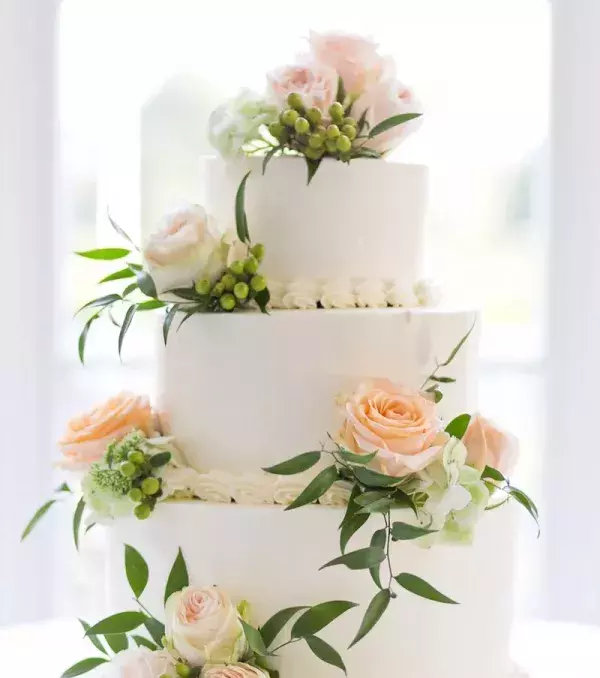 Original wedding ideas: A floral wedding cake for a spring wedding
