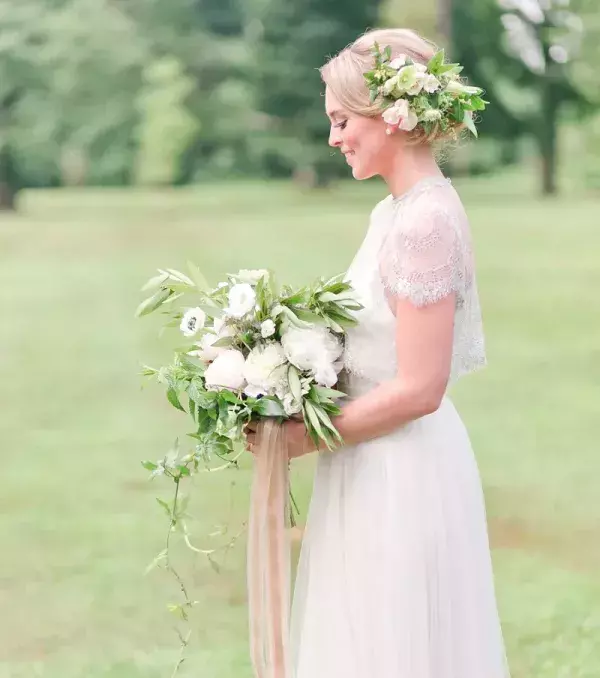 Original wedding ideas: Flowers in the hair for a spring wedding