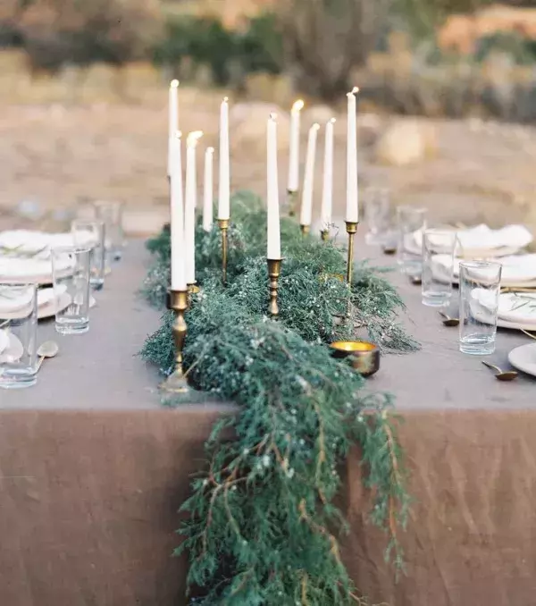 Original wedding ideas: A foliage table runner for a winter wedding