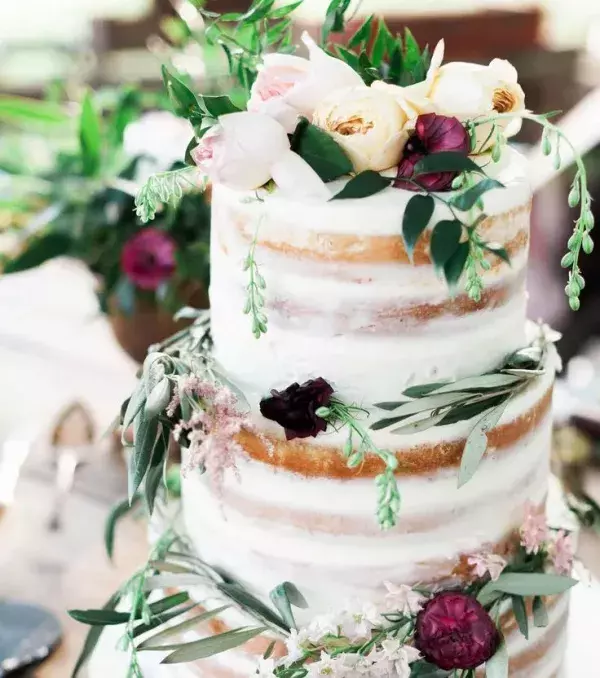 Original wedding ideas: A green and burgundy wedding cake