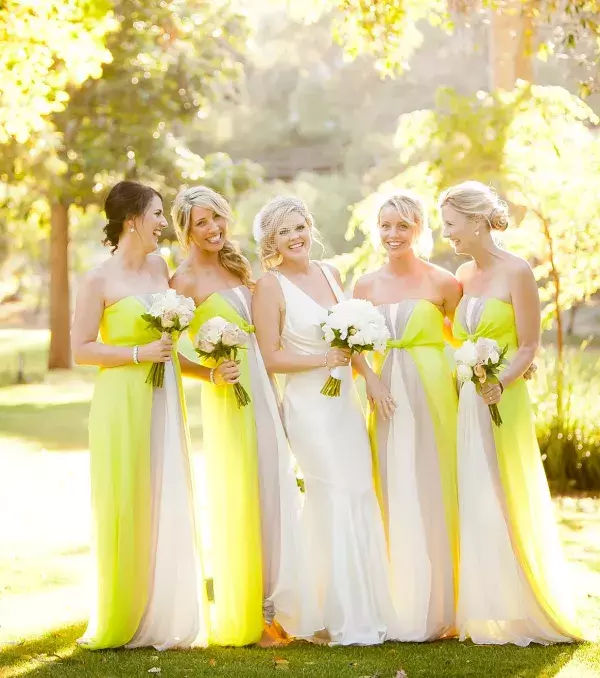 Original wedding ideas: Green and yellow shades for the bridesmaid's dresses