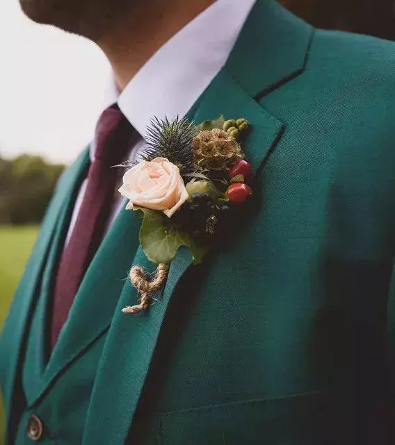 Original wedding ideas: A green bridegroom's suit for an autumn wedding