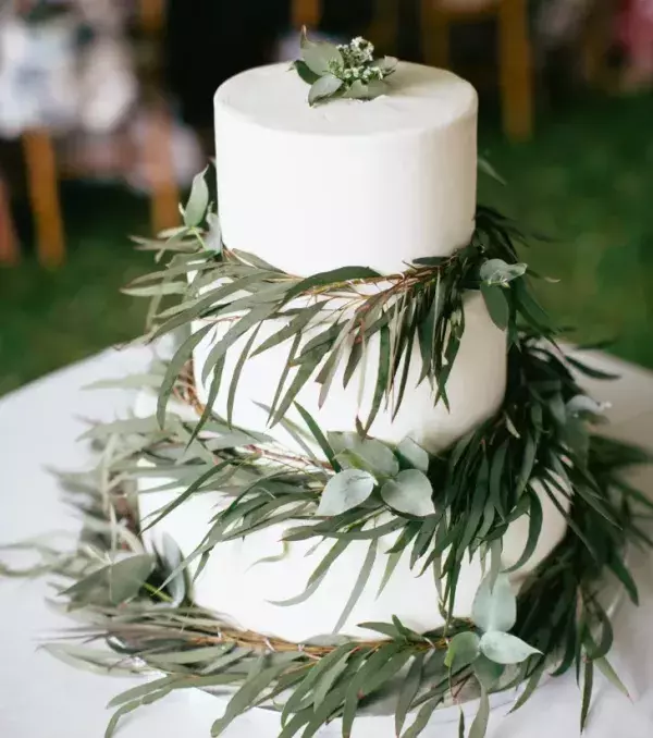Original wedding ideas: A wedding cake with eucalyptus for a summer wedding
