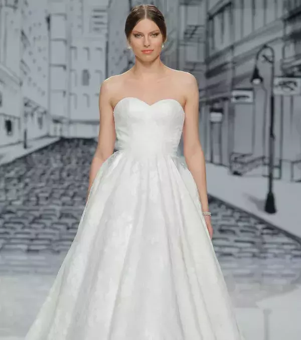 Princess-style wedding dress: Justin Alexander