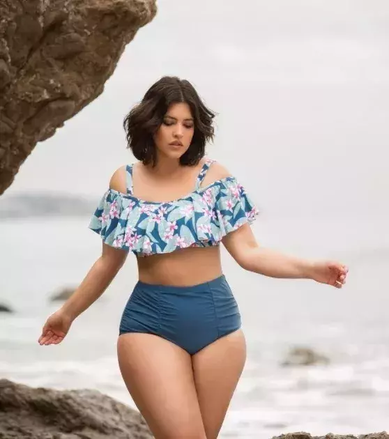 Ruffled top and high-waisted bottoms are are must! These are amazing combinations that would create a cute look while hiding your curves.