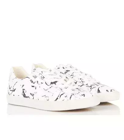 A sporty, urban, and feminine look.