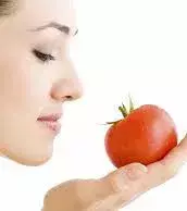 Tomato is excellent for the skin! Make a tomato face mask from time to time and massage it into your skin.