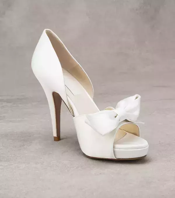 Wedding shoes: Pronovias, Irinna