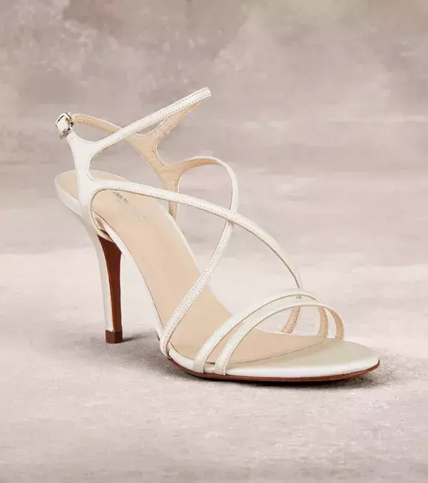 Wedding shoes: Pronovias, Olesva