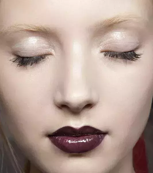 You can try using light-coloured glossy eyeshadows for this natural glow!