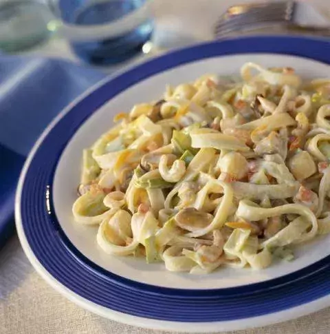 Carbonara with shrimp and leek