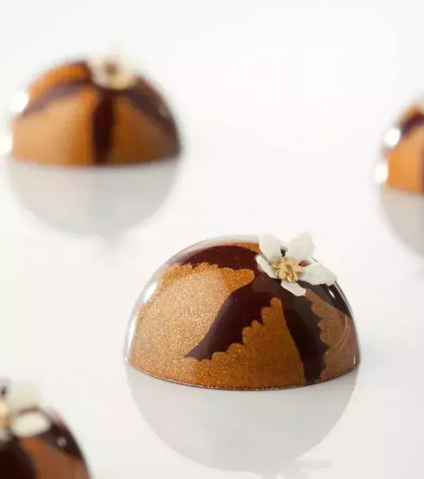 The exotic and mini chocolate praline-passion dessert!