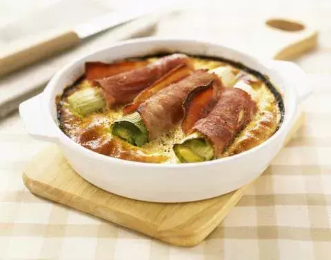Leeks wrapped in ham for a delicious gratin 