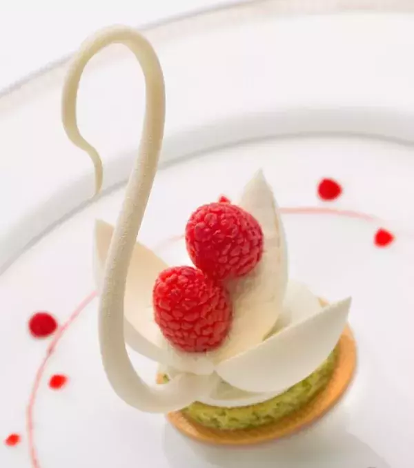 So beautiful you wouldn't want to eat it! The flavours include white chocolate, passionfruit, vanilla, and raspberries.