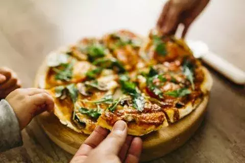 Tomato and cheese pizza                       