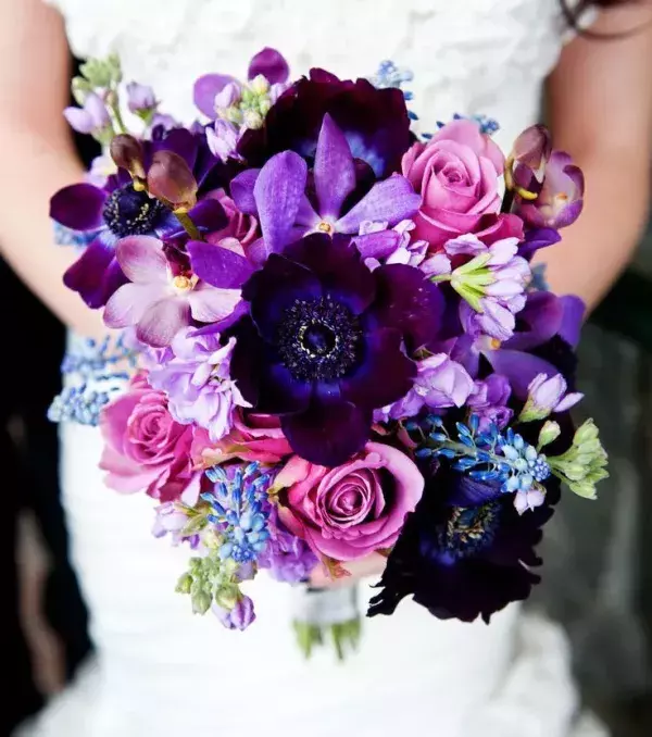 Bridal bouquets: bouquet with pastel and darker shades