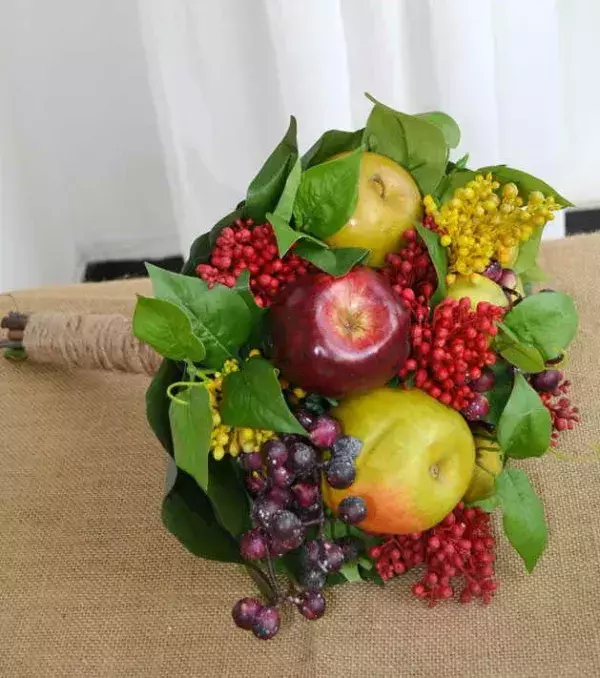 Bridal bouquets: a bouquet with red fruits