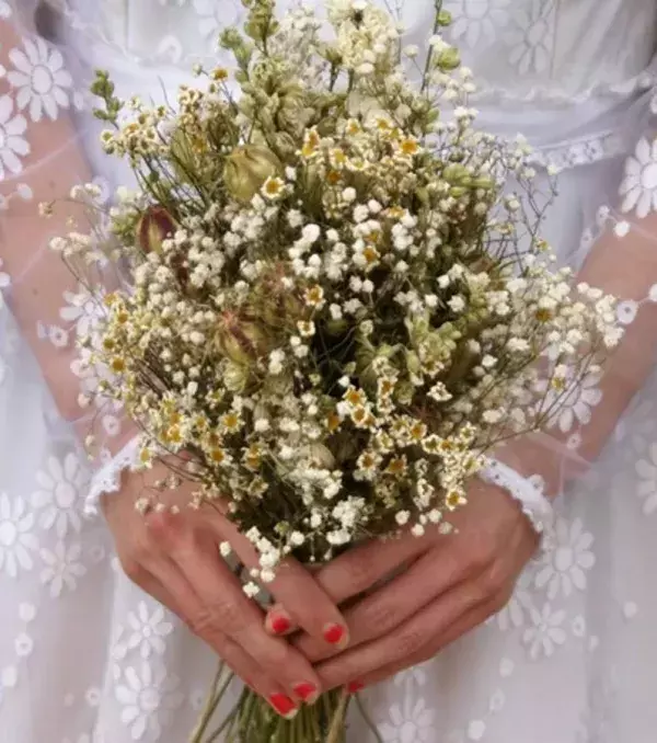 Bridal bouquets: a bouquet with wild camomile