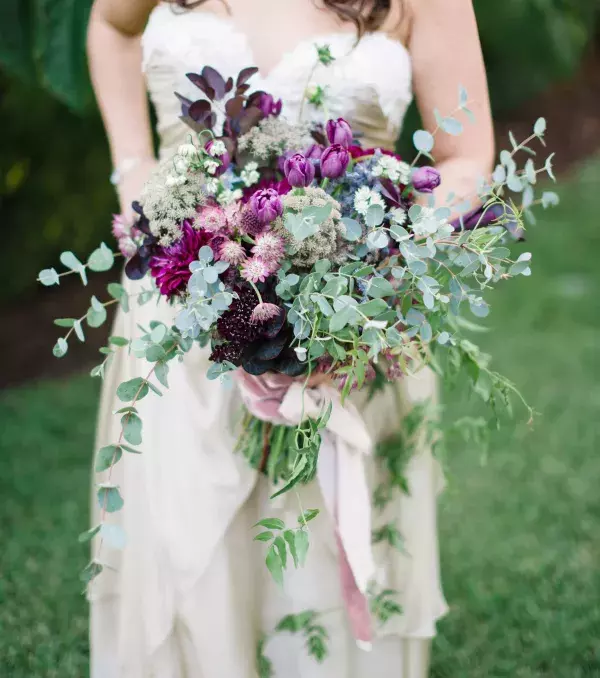 Bridal bouquets: a bouquet with wildflowers and lots of volume