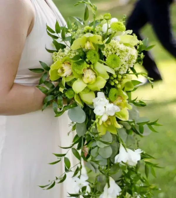Bridal bouquets: leafy bouquets are very trendy