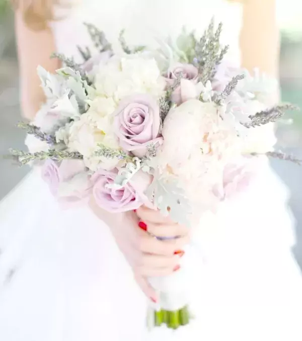 Bridal bouquets: pastel colours with greenery