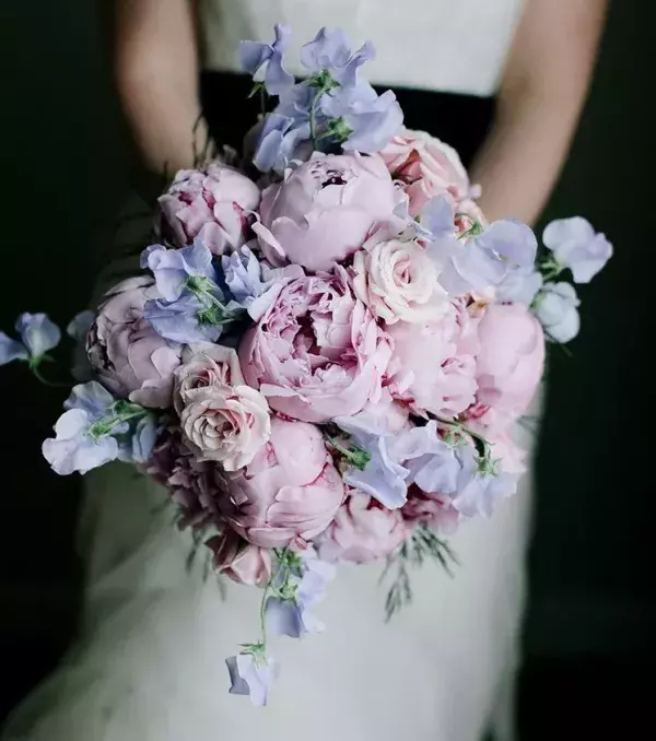 Bridal bouquets: pastel colours with large flowers