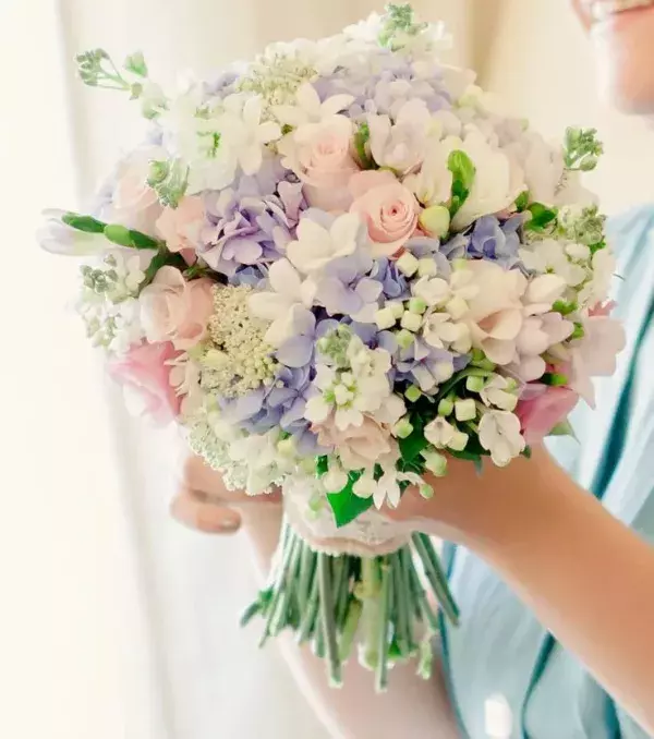 Bridal bouquets: pastel colours with small flowers
